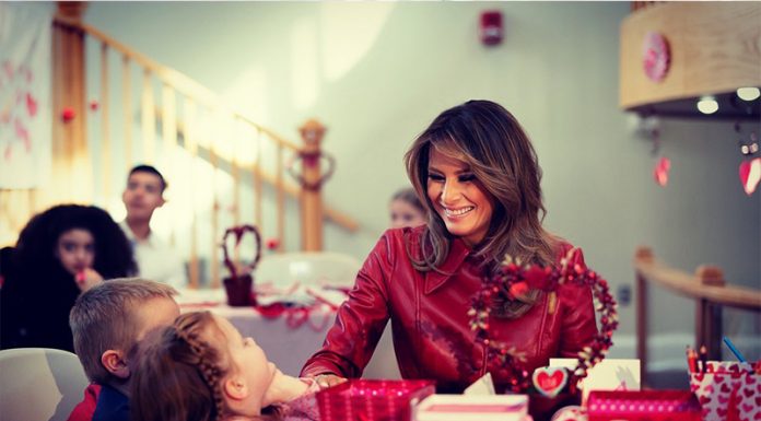 Izraz na obrazu pove vse: V javnosti se je po dolgem času pojavila Melania Trump