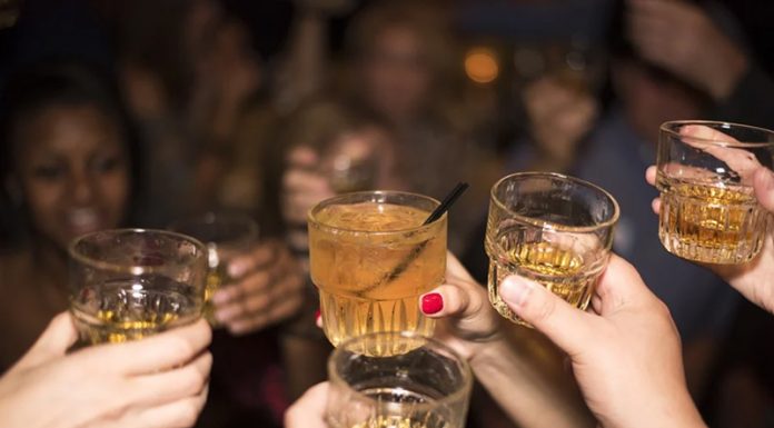 2 znaka zodiaka, ki sta najhujša žurerja (in znak, ki ga komaj zvlečete od doma)