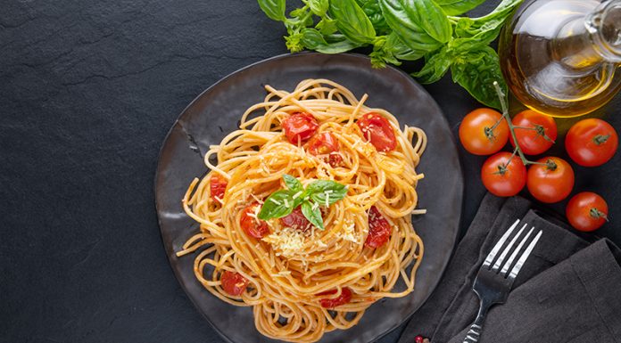 Recept: Testenine s češnjevim paradižnikom