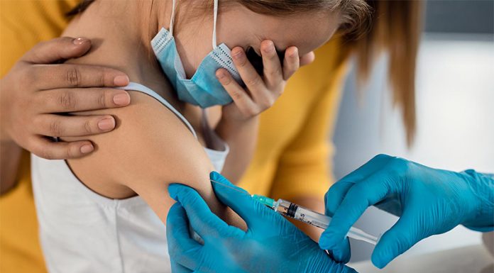 Slovenski zdravniki svarijo: Ustavite cepljenje otrok in mladostnikov s COVID-19 cepivi!