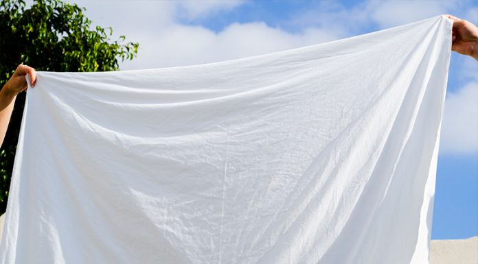 Kako odstraniti madeže z belih oblačil