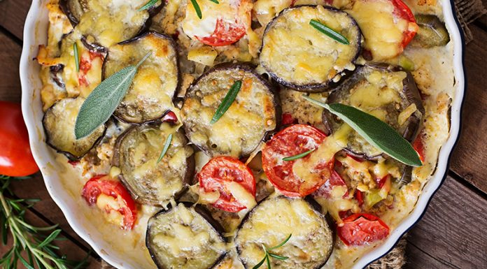 Recept: Zloženka z jajčevci in paradižnikom