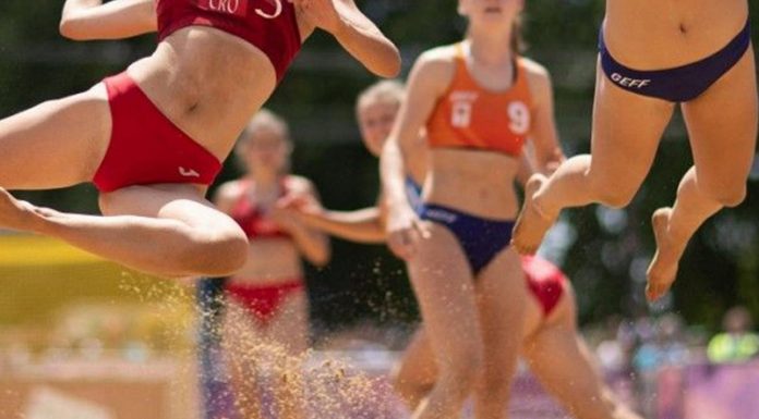 Rokometašice kaznovane, ker niso nosile bikink: zvezdnica se je ponudila, da jim plača kazen