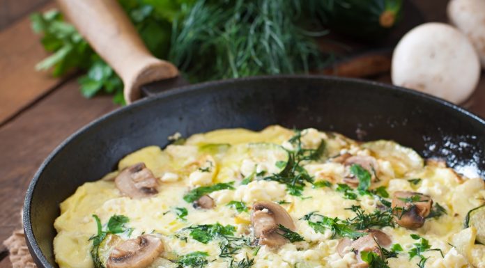 Recept: Omleta z bučkami, gobicami in sirom