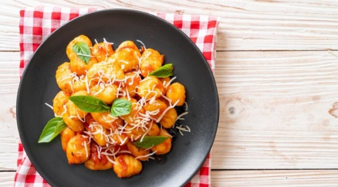 Recept: Njoki s paradižnikovo omako, baziliko in mocarelo