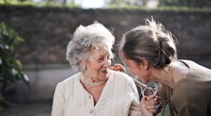 Resnična zgodba: Moja babica je umrla po cepljenju za Covid-19