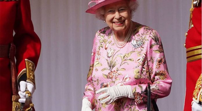 Teh šest stvari je vedno v dragih torbicah kraljice Elizabete