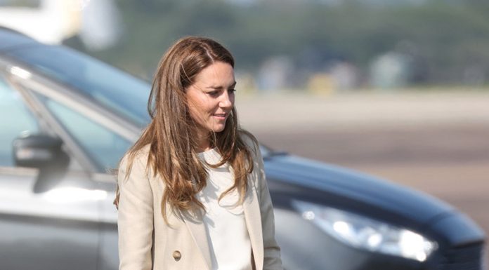 Kate Middleton očarala s svojim minimalističnim, klasičnim outfitom