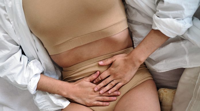 Ženske poročajo o nenavadnih in izjemno bolečih menstruacijah po prejemu Covid “cepiv”