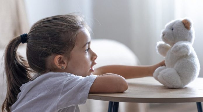 6 načinov, kako pomagati otroku, ki ima toksičnega sošolca