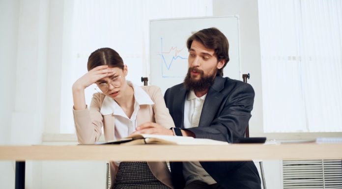 Znaki, da vas šef želi spraviti v posteljo