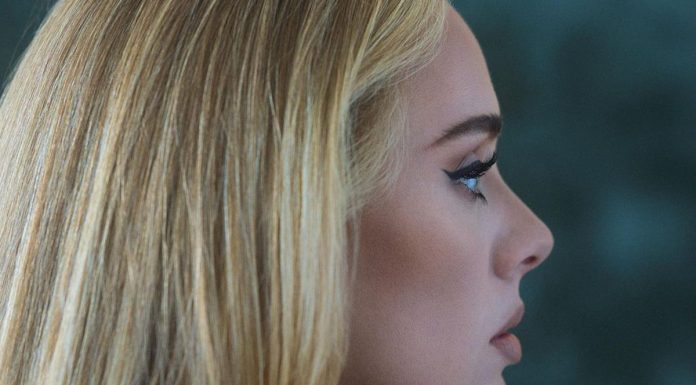 Adele je z novo pesmijo razkrila, kdaj je propadel njen zakon