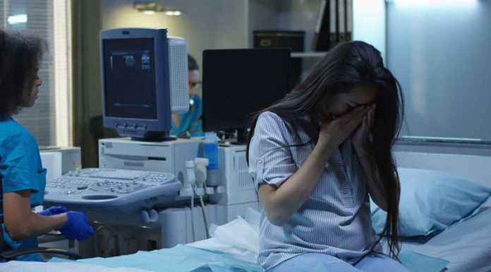 Študija: skoraj 82 odstotkov žensk je po prejemu “cepiva” za Covid splavilo