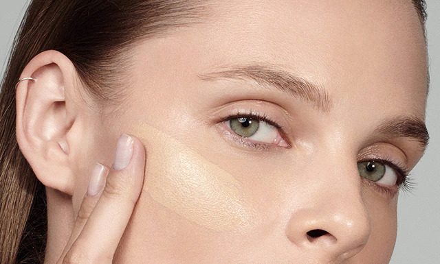 Estée Lauder Futurist Hydra Rescue, vlažilni tekoči puder z ZF 45