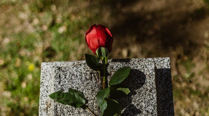 Resnična zgodba: “cepivo” za Covid je ubilo mojo mamo