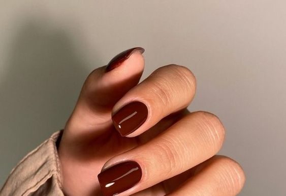 Kakšni so damski nohti? Pozabite na trende, bodite raje ženstvene