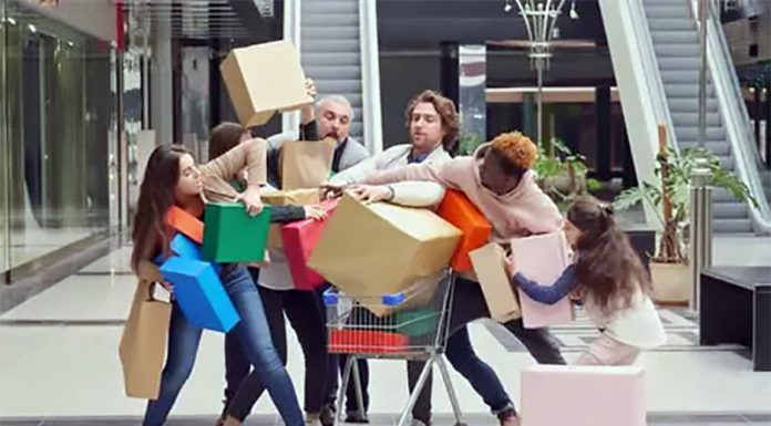 Črni petek: Kupujte le, kar res potrebujete – ne kupujte le zaradi popustov!