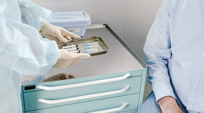 Covid-19: učinek ‘poživitvenega’ odmerka za omicron izgine že po 10 tednih