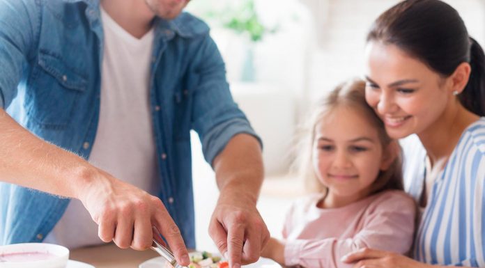 Zakaj je za otroke dobro, da obedujete skupaj kot družina