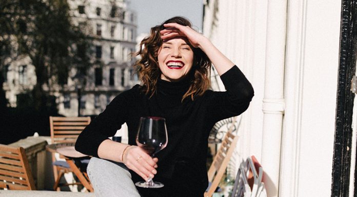 Močne ženske bodo raje ostale same kot izgubljale čas z bedaki