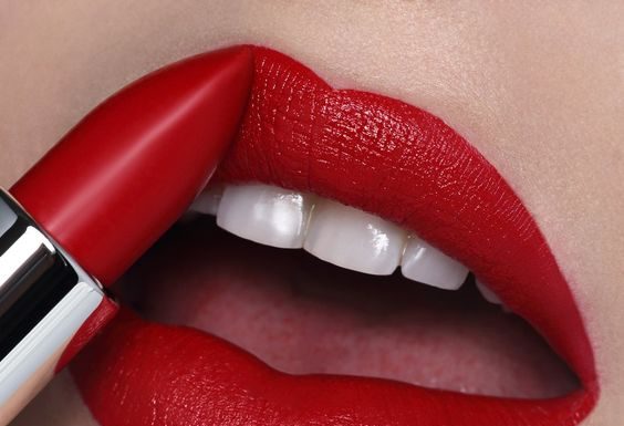 Kako naličiti ustnice, da niso videti obrnjene navzdol?