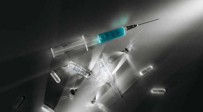 Slovenski zdravniki: Poziv k takojšnji ustavitvi pogojevanja svobode javnega življenja s cepljenjem