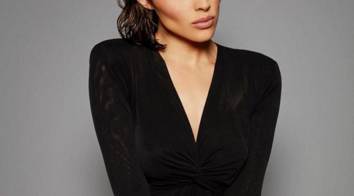 Letalska družba pomanjkljivo oblečeni zvezdnici ni dovolila na letalo