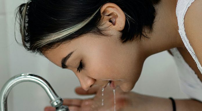 Bi si morali umivati obraz z mrzlo vodo?