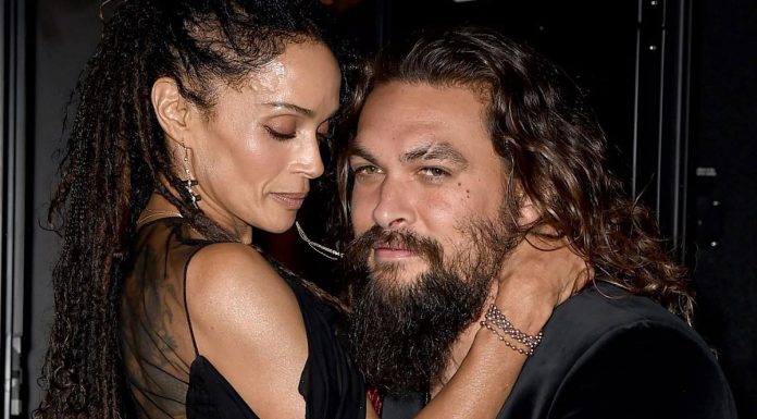 Ljubezenska zgodba Lise Bonet in Jasona Momoe, ki se po 16. letih ločujeta