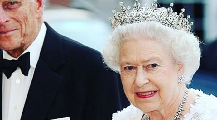 Kraljica je mrtva in kraljevi dvor to spretno skriva