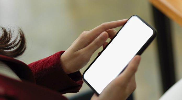 Ali je pametno preverjati telefon svojega partnerja?