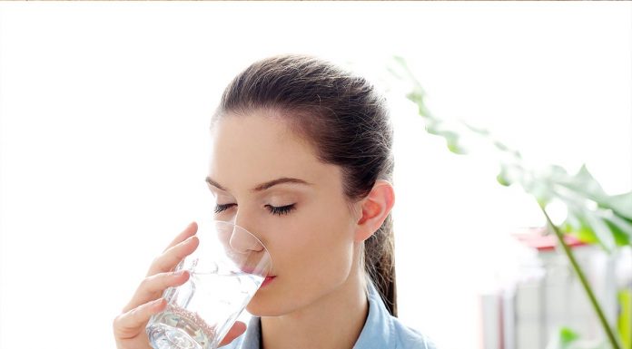 Znaki, ki povedo, da spijete premalo tekočine