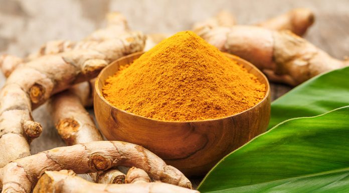 Kurkuma, čudežna začimba, s katero si lahko pobelite zobe