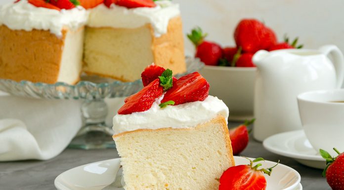 Recept: Pecivo iz beljakov z jagodami