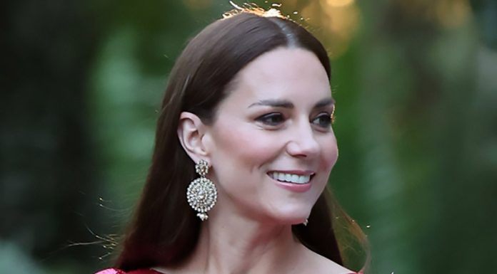 Kate Middleton v Belizeju presenetila z izbiro večerne obleke