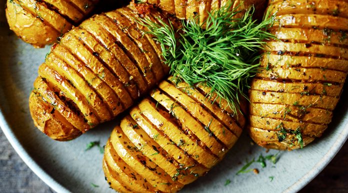 Recept: Pečen krompir, ki vas bo navdušil