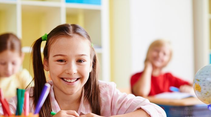 Lažni prijatelji morda uničujejo življenje vašega otroka: tako jih prepoznate