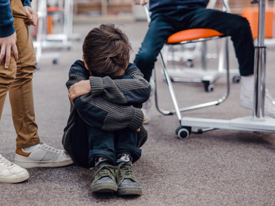 Dr. Gabor Maté: Otrok trpi tudi če je starš fizično prisoten, vendar čustveno nedostopen