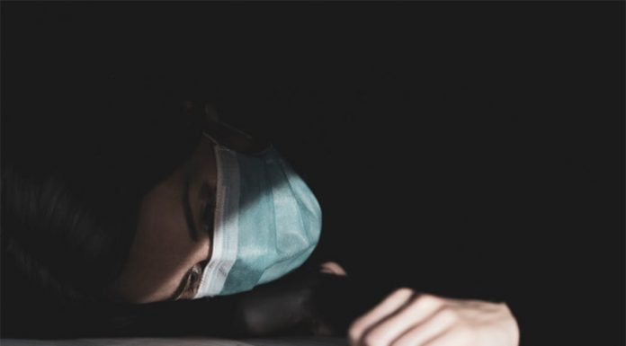 Raziskava: Prekomerna smrtnost ob Covid-19 je posledica ukrepov, ne same bolezni