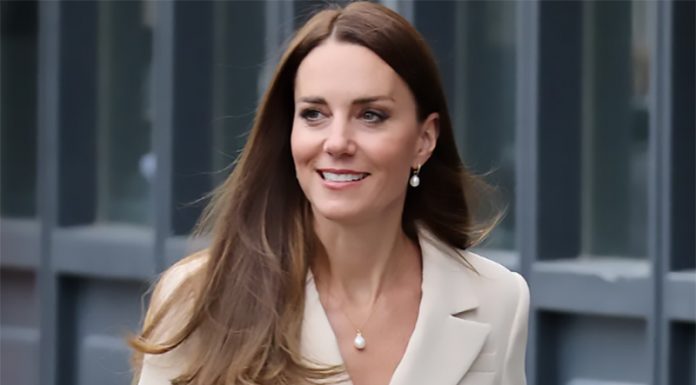 Kate Middleton po kraljevih opravkih v čudovitem bež kostimu (ali sploh lahko kdaj zgreši?)
