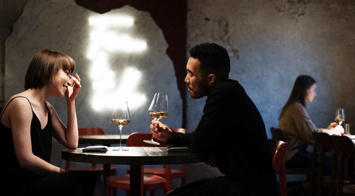 7 alarmantnih rdečih zastavic, na katere bodite pozorni na prvem zmenku