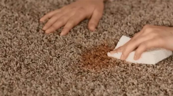 Kako odstraniti madeže tekočega pudra z oblačil in preproge