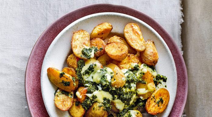 Recept: Hrustljav krompir s pesto majonezo iz čemaža