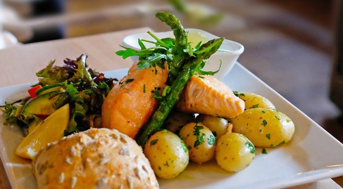 Recept: Losos v ponvi s pečenim krompirjem in šparglji