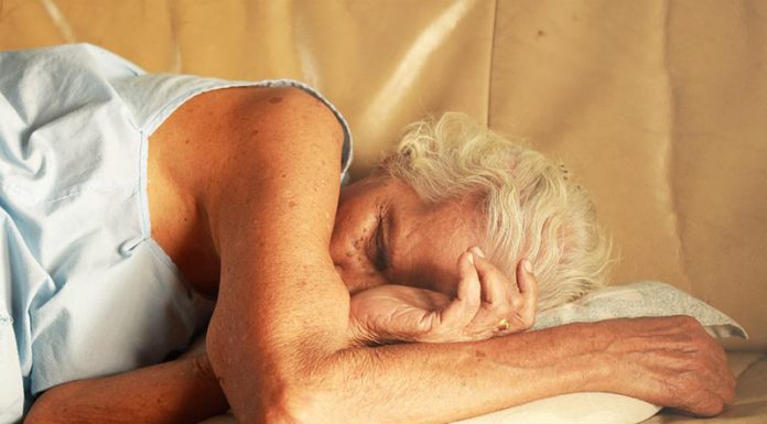 Ali starejši res potrebujejo manj spanca in zakaj imajo težave s spanjem?