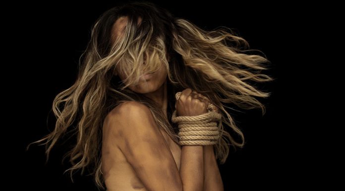 Ženske, ki pobegnejo iz toksičnih razmerij, naredijo teh 12 stvari, da se jih znebijo za vedno