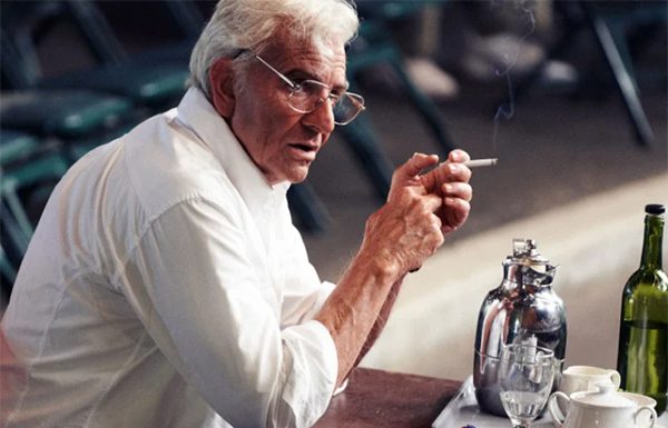 Slavni igralec v svoji novi vlogi povsem neprepoznaven