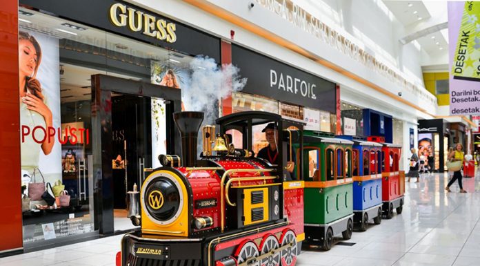 Po Cityparku se lahko zapeljete kar z vlakcem in skačete na trampolinu!