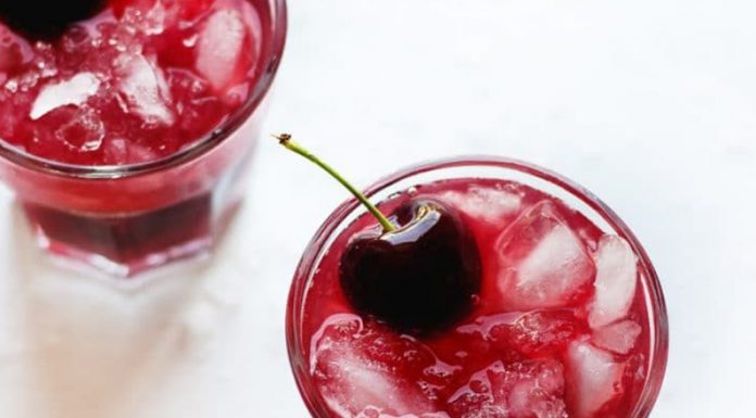 Recept: Koktejl s svežimi češnjami in limeto