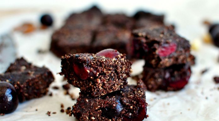 Recept: Čokoladno-mandljevi browniji s češnjami